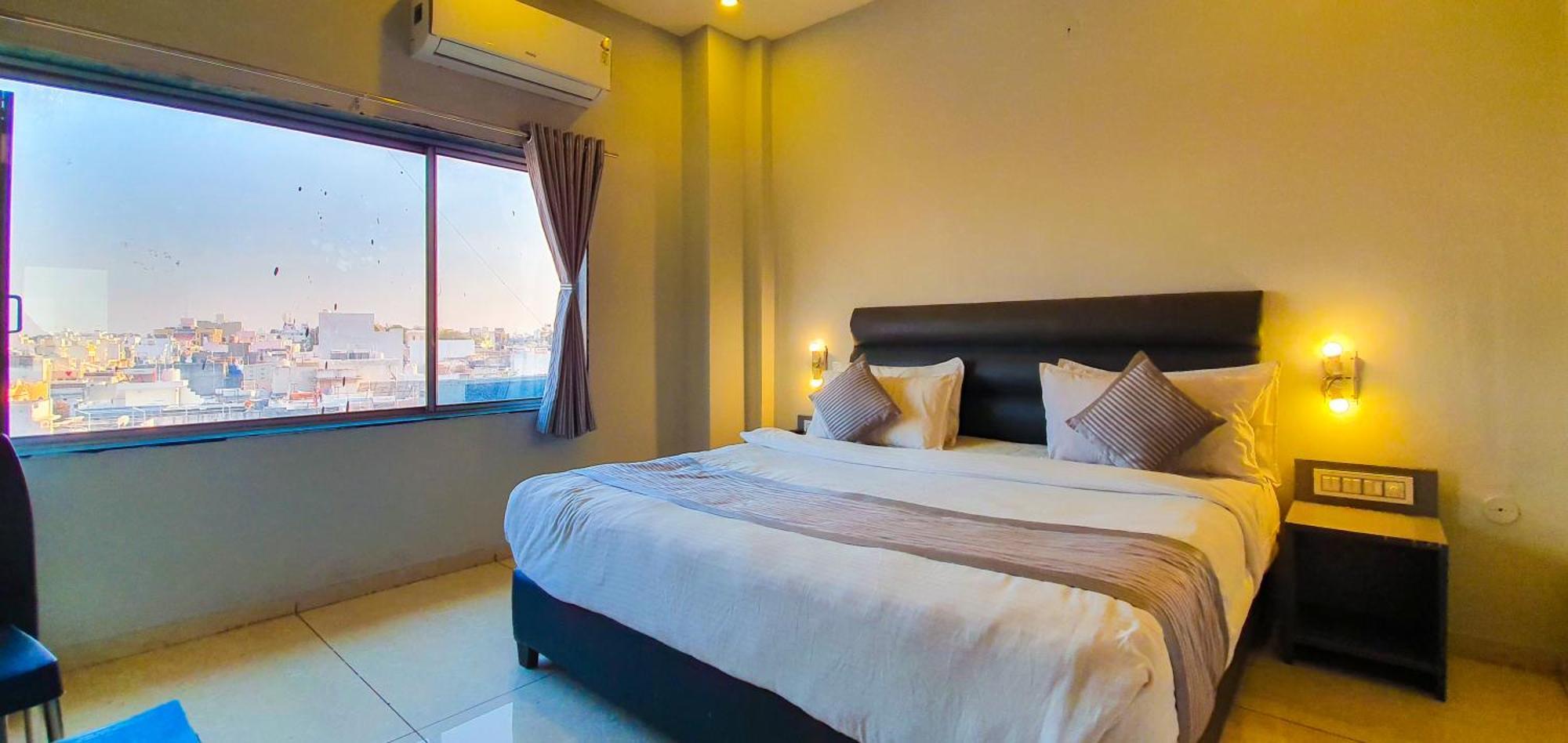 Nova Hotel New Crossroad Rajkot Eksteriør billede
