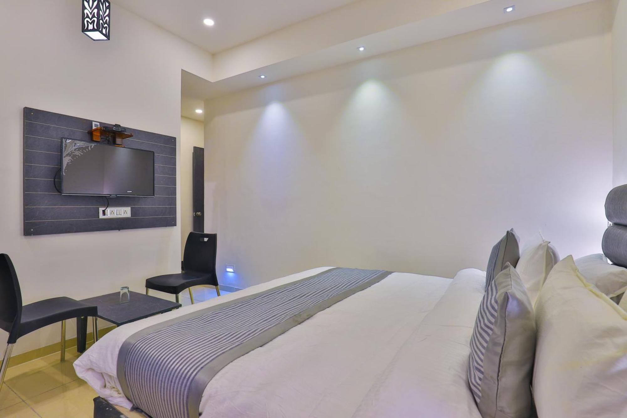 Nova Hotel New Crossroad Rajkot Eksteriør billede
