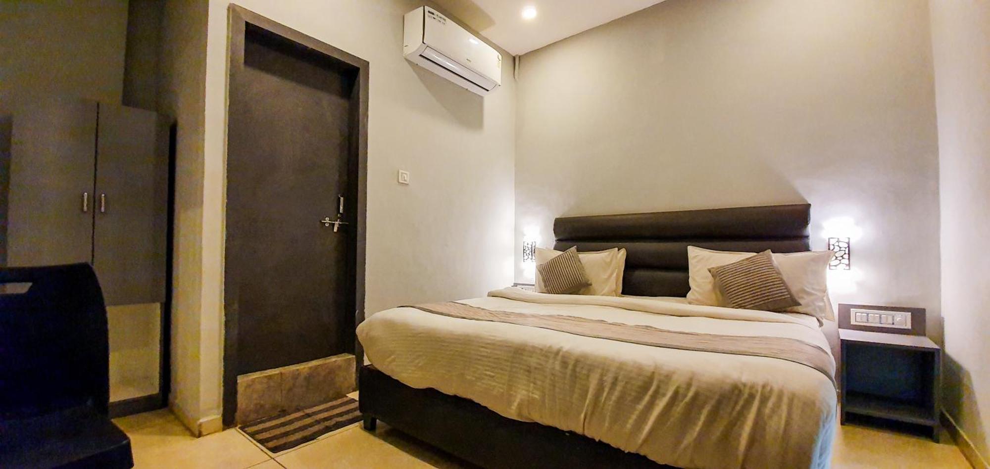 Nova Hotel New Crossroad Rajkot Eksteriør billede